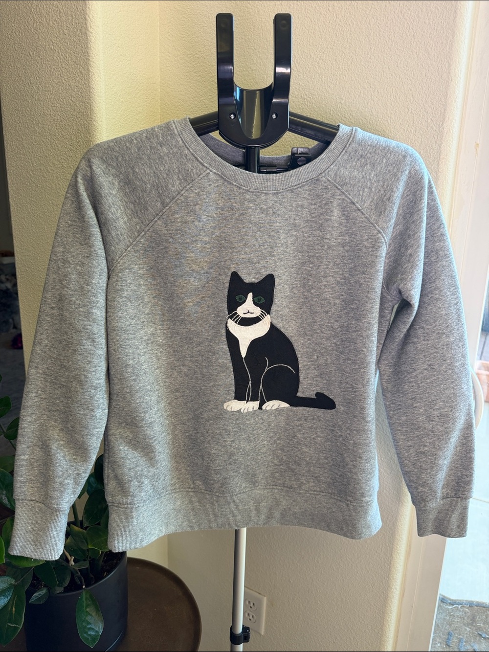 Athletic Works Gray Crewneck Sweatshirt Black & White Cat Appliqué  Kitsch Twee